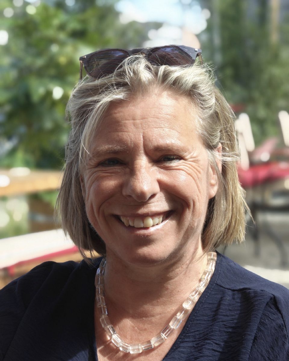 Doris Brandenberger lächelt in die Kamera, draussen an einem sonnigen Tag