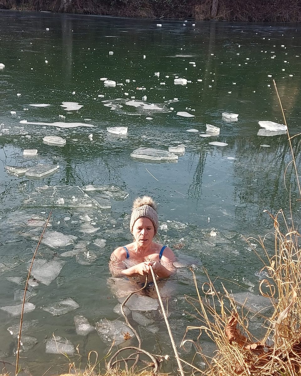 Doris Brandenberger beim Eisbaden in einem winterlichen See zwischen Eisschollen
